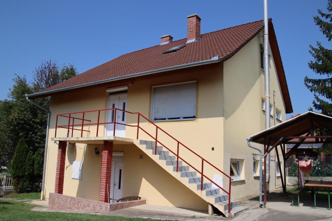 شقة Grosses Ferienhaus Plattensee Balaton - Nyaralo Haz 6 Szobaval, 5 Fuerdoszobaval, 3000 Nm Szolad المظهر الخارجي الصورة