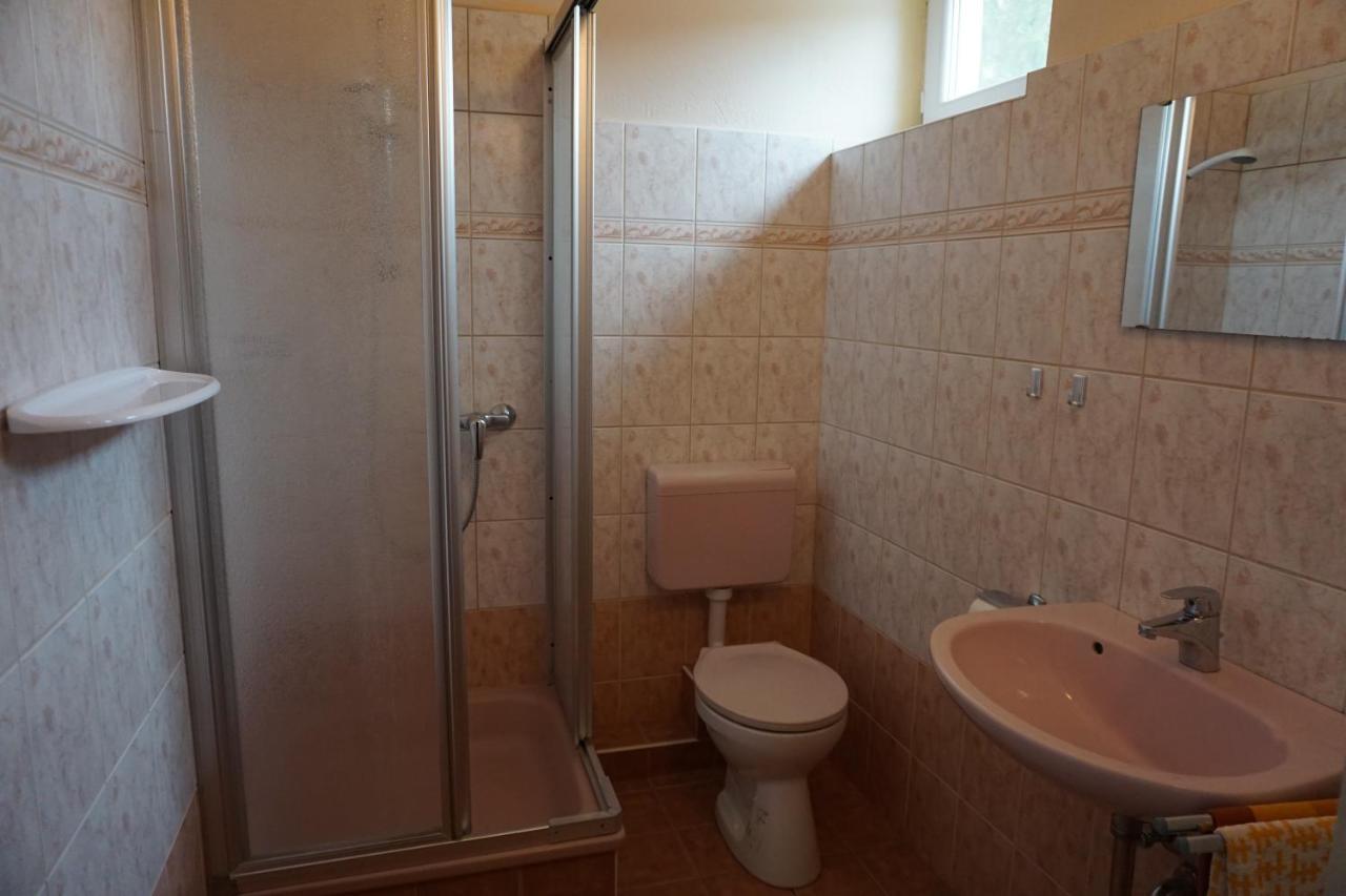 شقة Grosses Ferienhaus Plattensee Balaton - Nyaralo Haz 6 Szobaval, 5 Fuerdoszobaval, 3000 Nm Szolad المظهر الخارجي الصورة