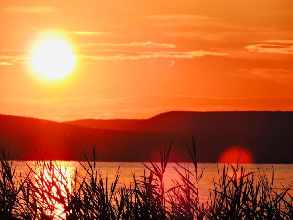 شقة Grosses Ferienhaus Plattensee Balaton - Nyaralo Haz 6 Szobaval, 5 Fuerdoszobaval, 3000 Nm Szolad المظهر الخارجي الصورة