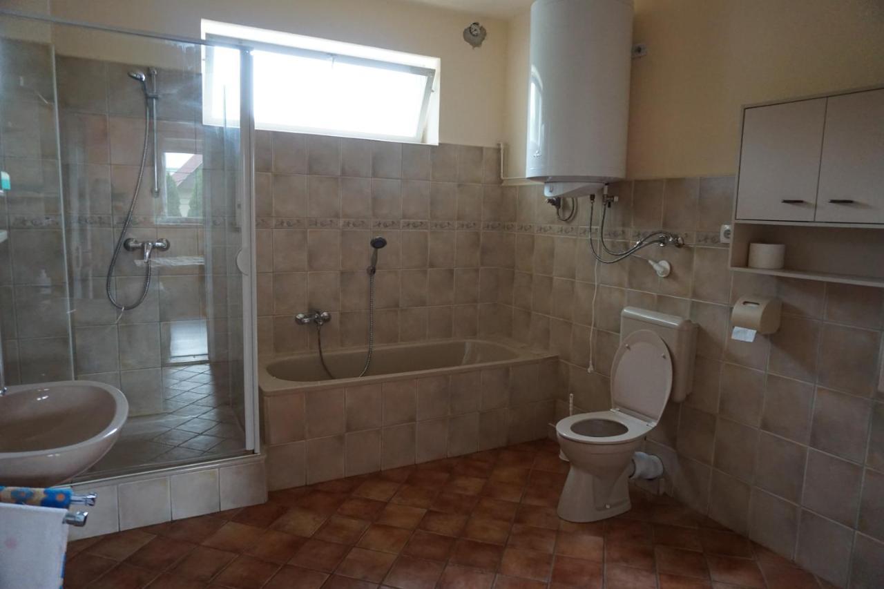 شقة Grosses Ferienhaus Plattensee Balaton - Nyaralo Haz 6 Szobaval, 5 Fuerdoszobaval, 3000 Nm Szolad المظهر الخارجي الصورة