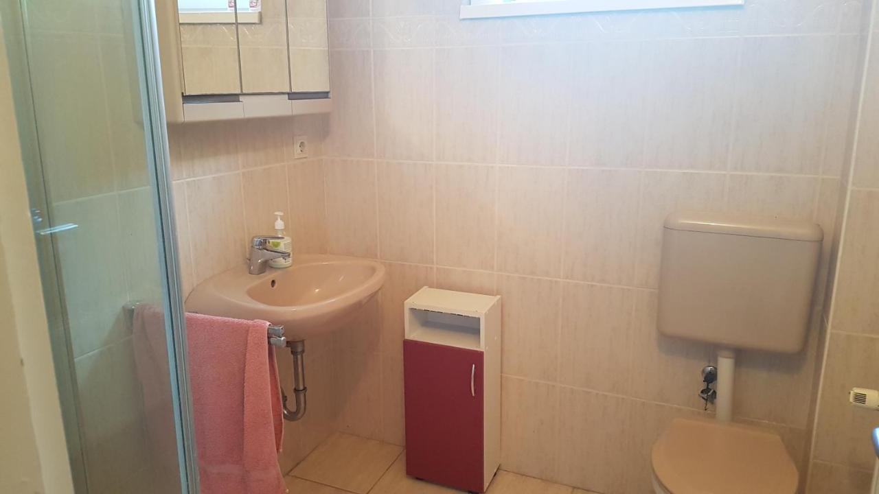 شقة Grosses Ferienhaus Plattensee Balaton - Nyaralo Haz 6 Szobaval, 5 Fuerdoszobaval, 3000 Nm Szolad المظهر الخارجي الصورة