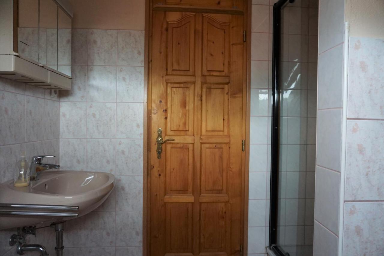 شقة Grosses Ferienhaus Plattensee Balaton - Nyaralo Haz 6 Szobaval, 5 Fuerdoszobaval, 3000 Nm Szolad المظهر الخارجي الصورة