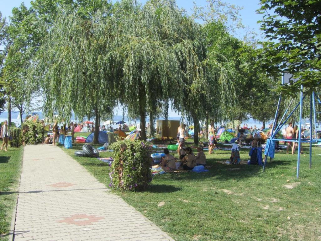 شقة Grosses Ferienhaus Plattensee Balaton - Nyaralo Haz 6 Szobaval, 5 Fuerdoszobaval, 3000 Nm Szolad المظهر الخارجي الصورة