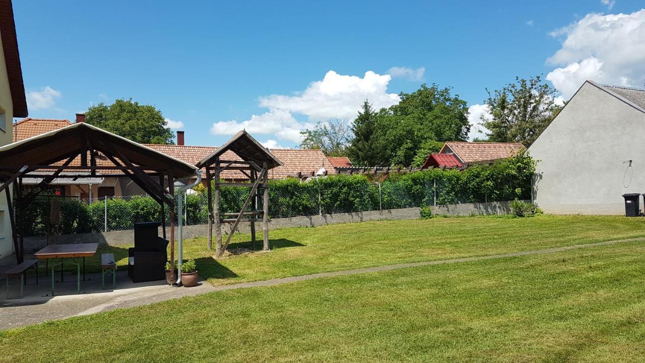 شقة Grosses Ferienhaus Plattensee Balaton - Nyaralo Haz 6 Szobaval, 5 Fuerdoszobaval, 3000 Nm Szolad المظهر الخارجي الصورة