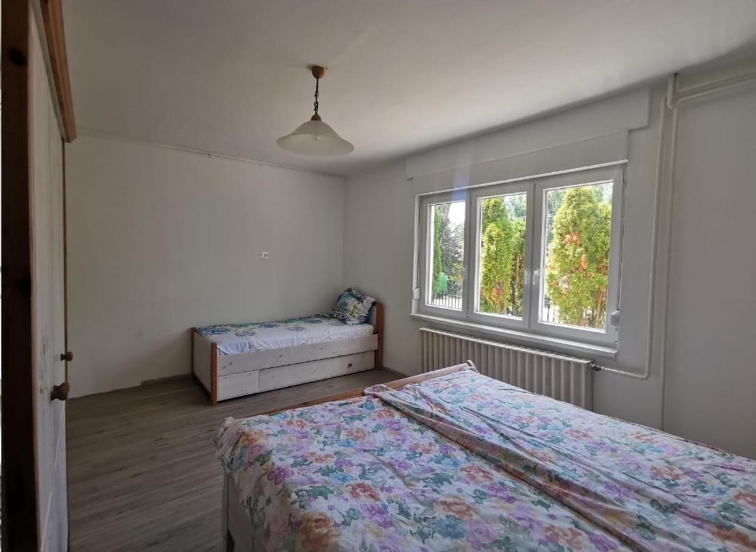 شقة Grosses Ferienhaus Plattensee Balaton - Nyaralo Haz 6 Szobaval, 5 Fuerdoszobaval, 3000 Nm Szolad المظهر الخارجي الصورة